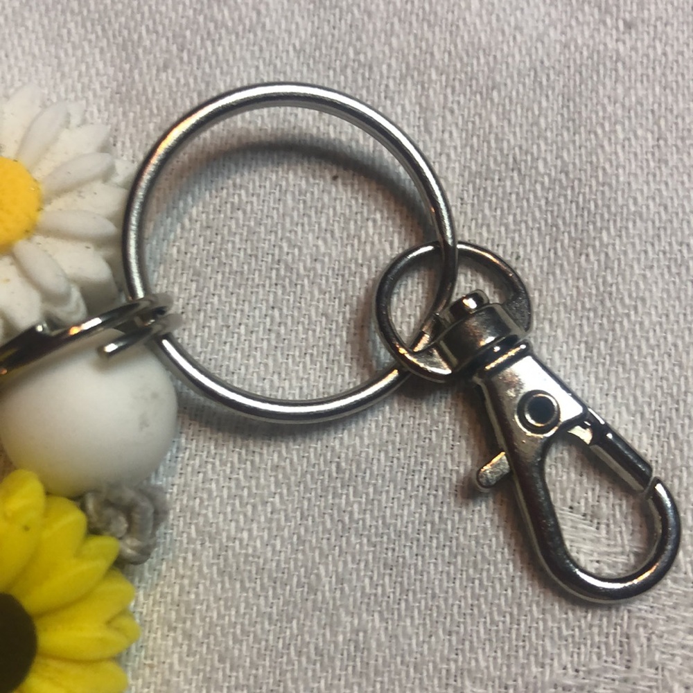 Yellow and White Daisy Keychain Bracelet - Picture 4 of 5